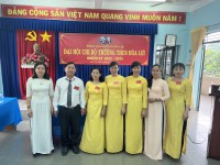 Cấp ủy chi bộ nhiệm kỳ 2022 - 2025 chụp hình cùng lãnh đạo phường Hòa Lợi