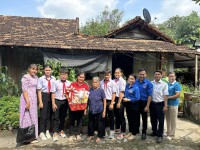 Đoàn thanh niên - Đội TNTP Hồ Chí Minh Liên đội THCS Hoà Lợi tặng quà Tết cho gia đình có công cách mạng trên địa bàn Phường Hoà Lợi nhân dịp Tết nguyên đán Qúy Mão 2023